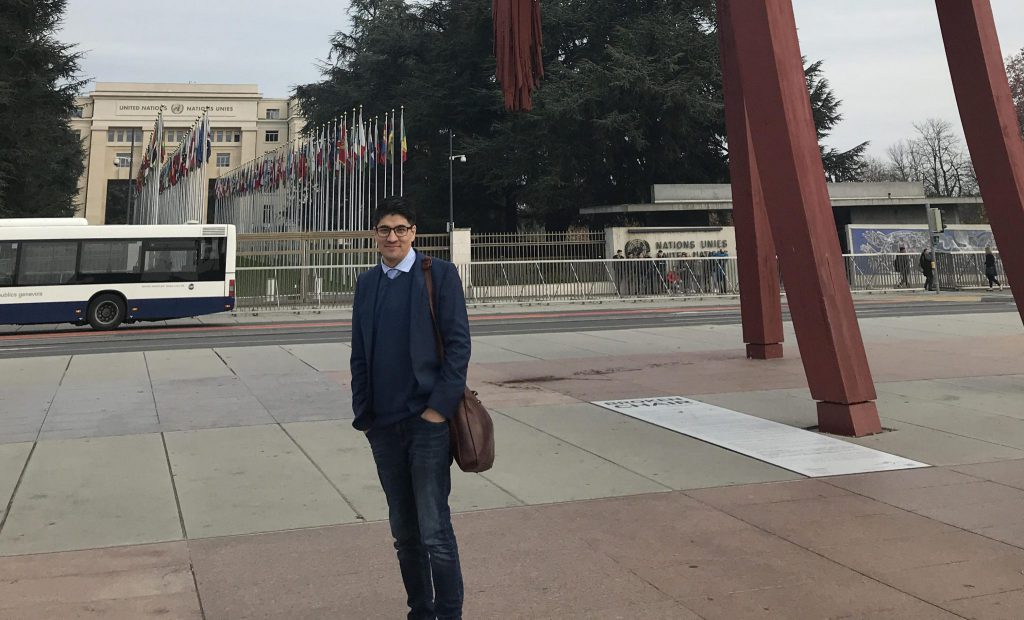 Viktigheten av kvinners rolle i fredsprosessen ble løftet frem under konferansen om Afghanistan, ifølge Abdoollah, som her står foran FNs kontorer i Genève. På andre siden av gata for bygget “Palais des Nations” ruver den mer enn ti meter høye skulpturen “Broken Chair”.